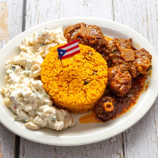 Pollo Guisado Arroz Gandules Coditos.