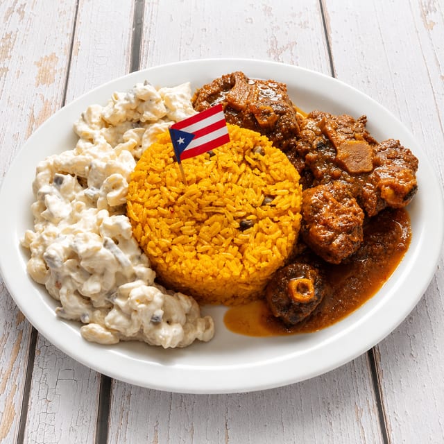 Pollo Guisado Arroz Gandules Coditos.