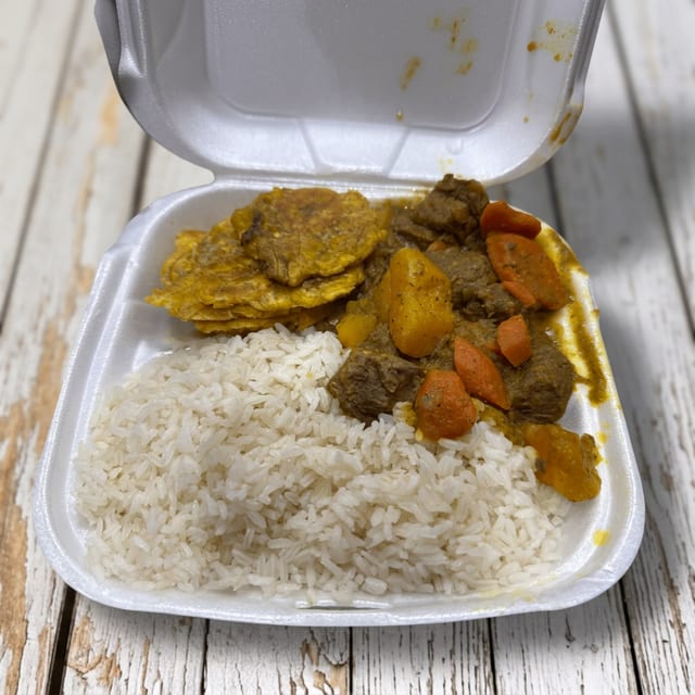 Carne Guisada Arroz B H Tostones.
